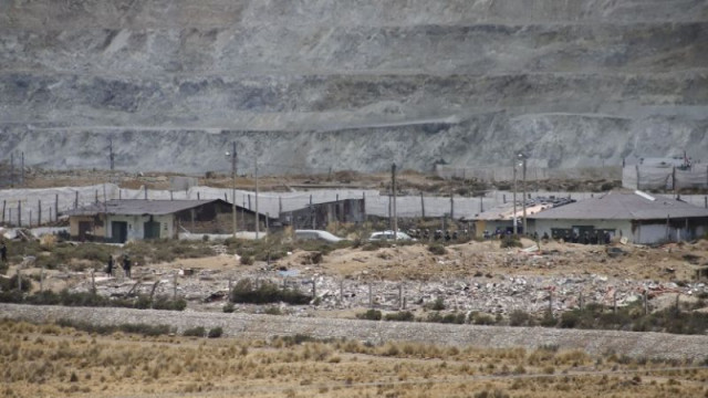 Най малко трима души са загинали и седем са в